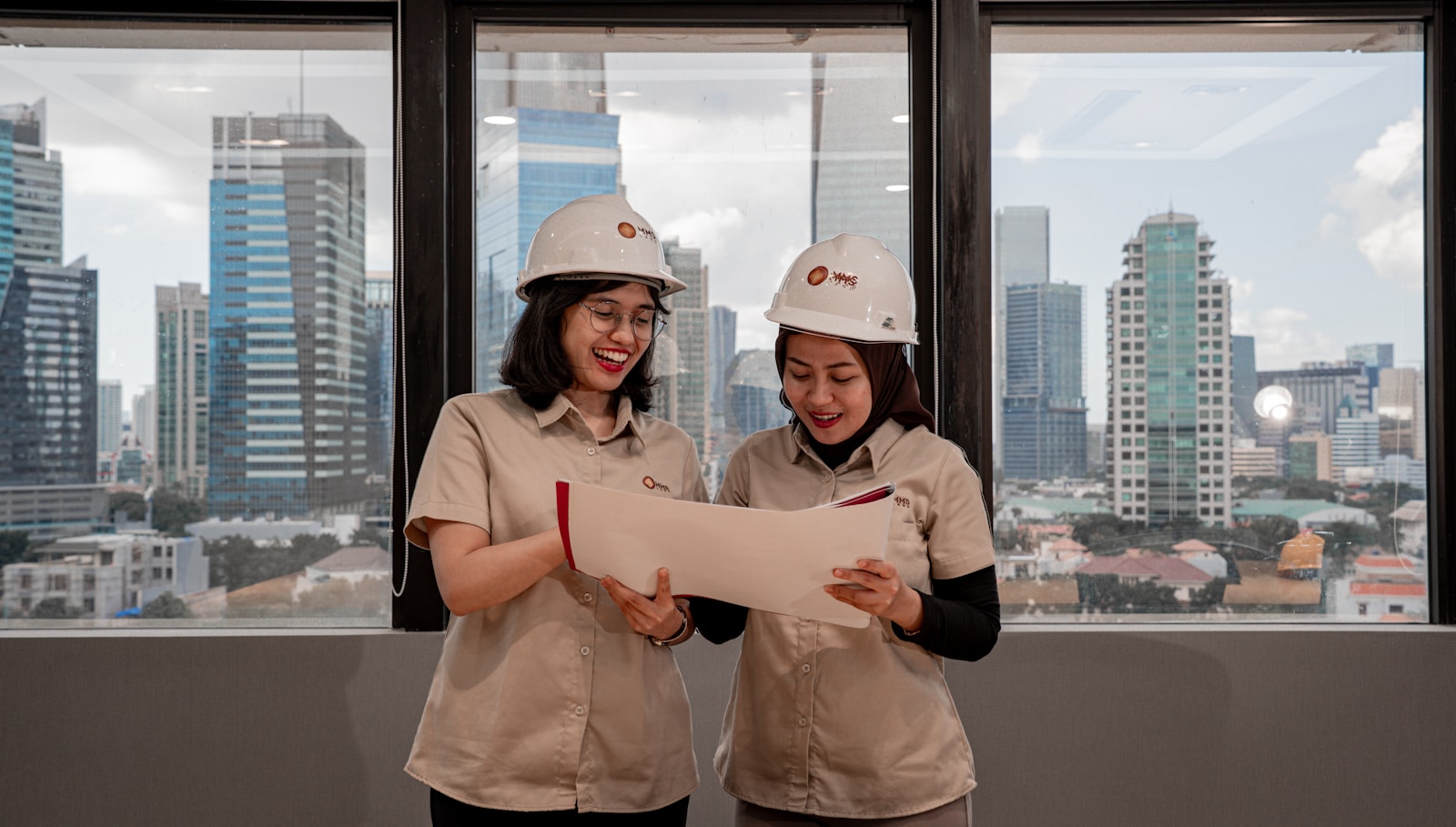 Equipo de arquitectura colaborando con planos y diseño BIM — GKS LATAM